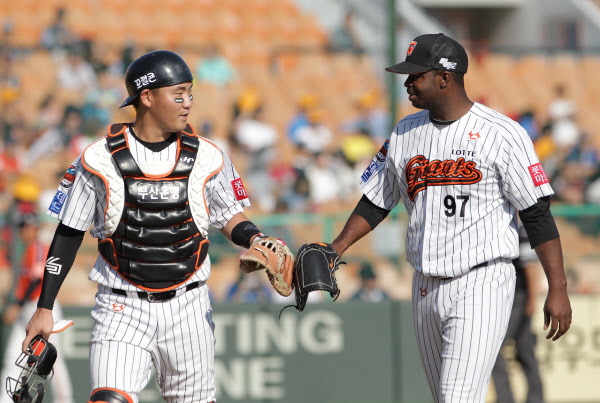 선발출장한 유먼 선수의 역투모습